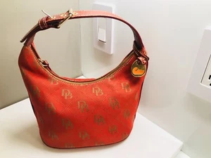Dooney And Bourke Shoulder Handbag Ladies Fashion Bag adjustable Handle ZipClose - Picture 1 of 6