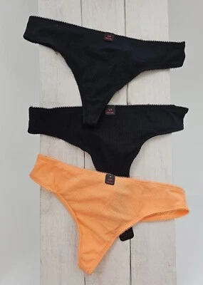 3 pares de tanga acanalada La Senza de algodón en negro y naranja pequeña Foto 1 de 4