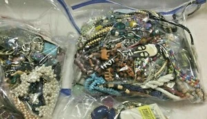 Enorme lote de joyas vintage y modernas de 1 libra 1 libra artesanía chatarra y desgaste reventa sin clasificar - Imagen 1 de 12