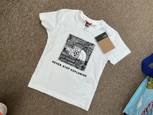 THE NORTH FACE BOYS XS T-SHIRT WHITE BLACK MOTIF TOTALLY GENUINE BNWT - Picture 1 of 6