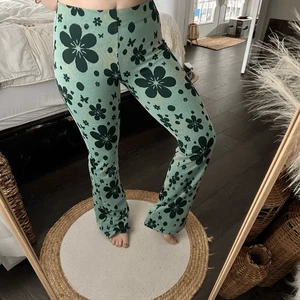 Pantalones acampanados Urban Outfitters para mujer extra pequeños Bryn florales verdes - Imagen 1 de 8