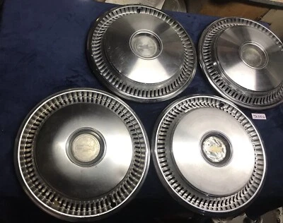 Set / four 1974 1975 1976 Chevrolet Malibu Nova 14” hubcaps Foto 1 de 4