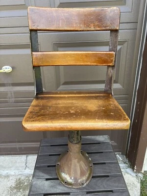 Silla escolar de estudiante vintage de 2’ 4” de altura American Seating Company circa 1920 Foto 1 de 4