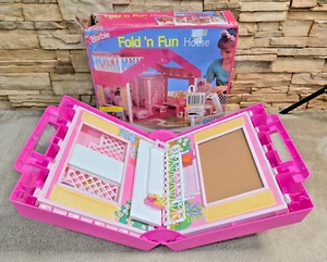 Vintage 1992 Mattel Barbie Fold 'n Fun casa delle bambole con scatola originale INCOMPLETO - Foto 1 di 18