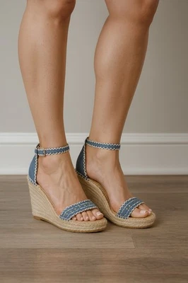 Sandalias de cuña para mujer Adrienne Vittadini azul imitación Seude talla 7,5 Foto 1 de 4