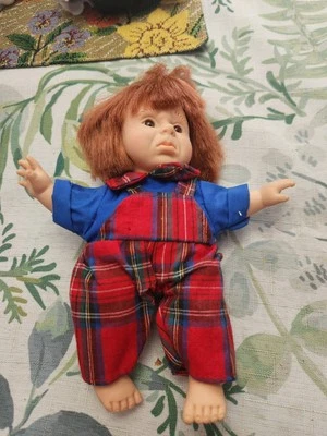 MUÑECA UNEEDA Expresiones Frunando el Frunzo Triste Bebé Muñeca Peluche Vinilo 7" SIN ETIQUETAS Foto 1 de 4