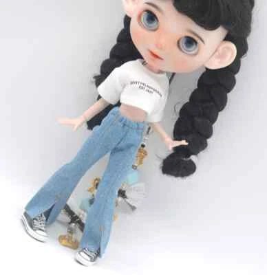 Conjunto - Pantalones de mezclilla con dobladillo dividido con mosca pierna acampanada para muñeca Blythe de 12" + Top blanco con hombro caído Foto 1 de 4