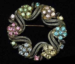 Prendedor circular vintage Lisner multicolor pastel estrás flores tono plata - Imagen 1 de 5