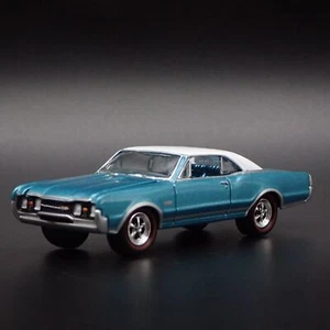 1967 67 OLDSMOBILE 442 W-30 TEAL SCALA 1:64 DIORAMA MODELLINO AUTO PRESSOFUSO - Foto 1 di 7