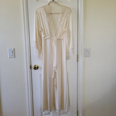 Bata de Satén Crema Encaje Borde Botón Frontal Corbata Cintura Larga De Colección Sin Etiquetas COMO ESTÁ Foto 1 de 4