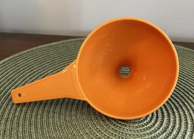 Винтажная оранжевая ретро кухонная утварь Tupperware номер воронки 1227–6 диаметр 4 дюйма - Изображение 1 из 4