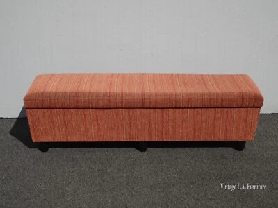 Banco naranja moderno vintage de mediados de siglo con almacenamiento Foto 1 de 4