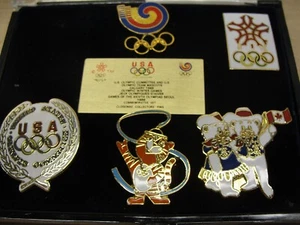 USA OLYMPICS GEDENKMÜNZE 1988 5 STÜCK PIN SET MASKOTTCHEN - Bild 1 von 2