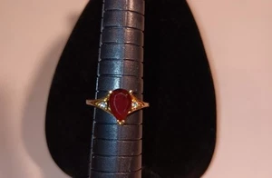 Anello Avon Scarlet Temptation 1980 a forma di pera rosso intenso e strass - Foto 1 di 3