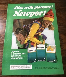 Anuncio de cigarrillos Newport 1976 vintage - pareja jugando en la nieve - anuncio de revista - Imagen 1 de 1