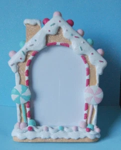 Cynthia Rowley Lebkuchenhaus Bilderrahmen NEU 5x7 Bild Rosa Pastell Bonbon - Bild 1 von 6