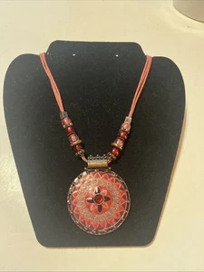 Necklace Women Red & Pink Beads & Enamel Round Pendant Copper Tone 18” - Picture 1 of 6