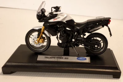 TRIUMPH TIGER 800 1:18 Scale Diecast Motorcycle Model on Stand by Welly. White. - Image 1 of 4