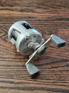Zebco QUANTUM TOUR EDITION US300 USA BAITCAST REEL MADE IN USA - Tested & Works  - Picture 1 of 5