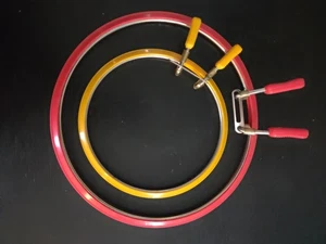 Set of 2 Vtg Spring Tension Embroidery Hoops 5" Gold 7" Red Plastic Metal Hoop - Picture 1 of 7