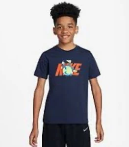 NUEVA Camiseta Nike Niños Grandes Jóvenes Niños Gráfica Fútbol Azul Marino Mediana Nueva con Etiquetas - Imagen 1 de 2
