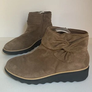 Clark's Collection Taupe Suede Ankle Boots Size 8 / EU 39 Bow Accent Comfort - Picture 1 of 7