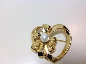 Grandma's Jewelry ~ Vintage Pin Brooch Signed BOUTIQUE Heart Bow Pearl 1.5" - Picture 1 of 1