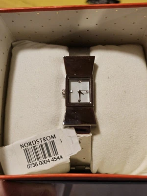 Reloj KATE SPADE NEW YORK NY Plateado Arco Cara Plateado Nuevo en Caja $175 Nuevo con Etiquetas Ajustable Foto 1 de 4