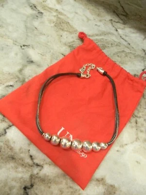 Collar enchapado en plata UNOde50, siete cuentas circulares en CNC con cuero marrón oscuro Foto 1 de 4