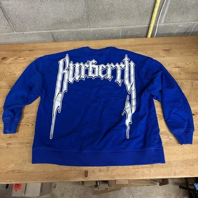 Sudadera Burberry Londres Inglaterra Logo Gótico Spellout Cuello Redondo Hombre’s Pequeña Foto 1 de 4