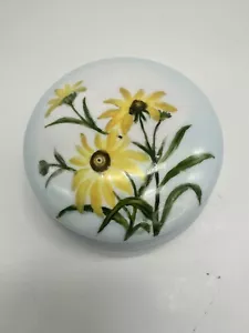 Caja baratija en polvo firmada pintada a mano Leonard Vienna azul margarita flor del sol - Imagen 1 de 17