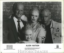 1989 Press Photo Eric Pierpont and his family in the series Alien Nation