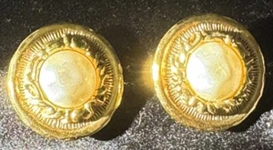 Vintage Coco Chanel Round Gold Tone Pearl Clip On Earrings - Picture 1 of 6