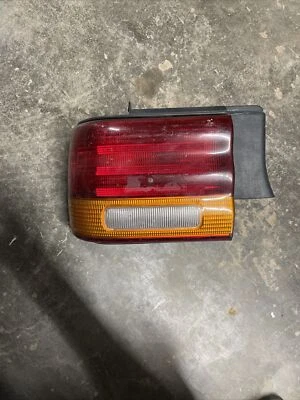 Luz trasera izquierda Plymouth Acclaim 1989-1993 Foto 1 de 4