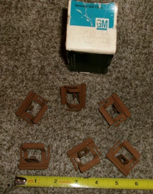 全新 NOS GM 1971 - 76 GM B、C 和 E-Body 挡风玻璃侧显示成型夹 [6] — 第 1/3 张图片