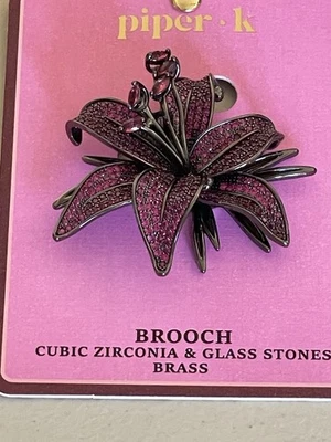 PIPER K GUNMETAL BRASS CZ & 玻璃宝石兰花胸针紫色 2,5 英寸 — 第 1/4 张图片