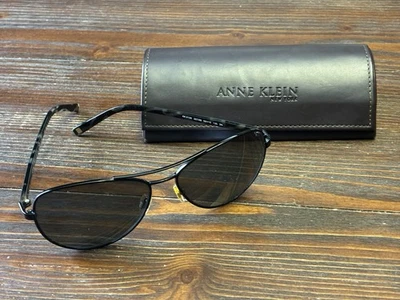 Gafas de sol para mujer Anne Klein marco gris y negro Foto 1 de 4