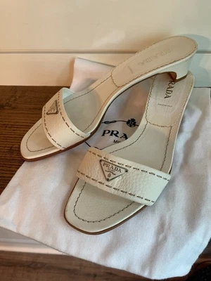 PRADA-Colección Especial Cuero LOGOTIPO Slide Gatito Tacón-Al Por Menor $2200.00-39.5 EU Foto 1 de 4