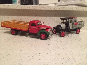 Signature Models 1:32 1923 Chevrolet 1 Ton & 1941 Chevrolet Stake Truck - Picture 1 of 11
