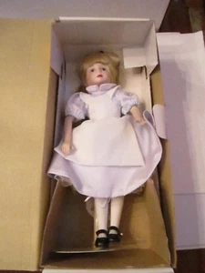 ALICE IN WONDERLAND PORZELLANPUPPE - DIE DISNEY SAMMLUNG - BOX IST 15 ZOLL LANG - Bild 1 von 3
