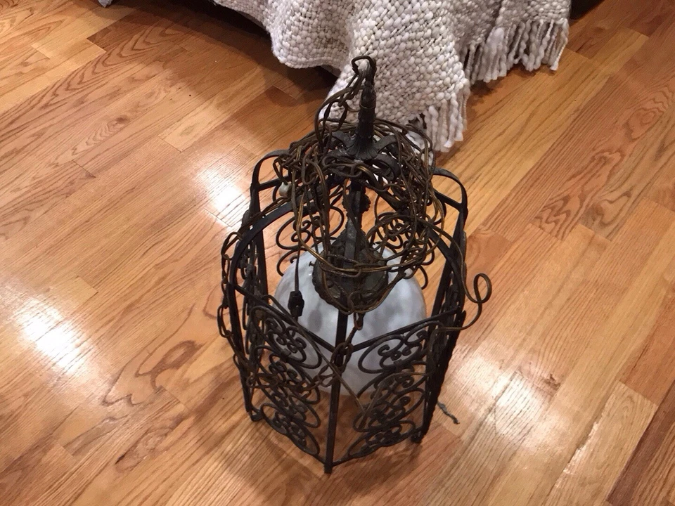 Globo de luz renacimiento español años 20 con marco de hierro Foto 1 de 1