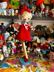 Zu verkaufen! Vintage Puppe mit großen Augen und Pose in rot. 16 cm groß. Guter Zustand. Ma - Bild 1 von 6