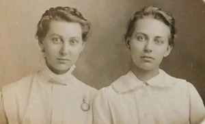 EARLY 1900's  REAL PHOTO POST CARD - TWO YOUNG WOMEN POSING - Picture 1 of 3