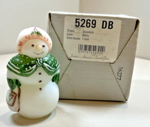 Statuina Fenton Art Glass Frosty Friends Snow Lady B in scatola originale con adesivo - Foto 1 di 11