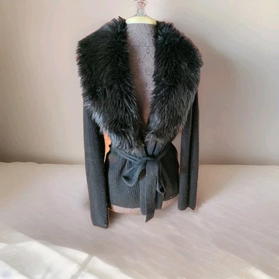 Suéter envolvente Guess negro mezcla de lana cuello de piel sintética y cintura con cinturón mediano Foto 1 de 4