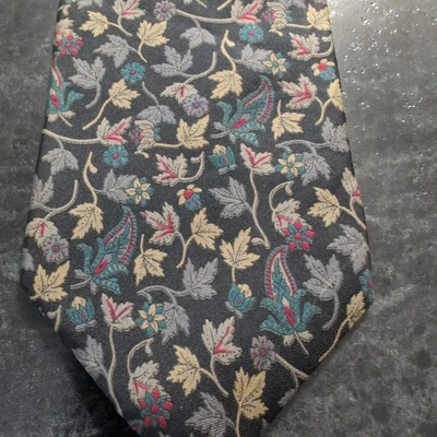 Gravata Manhattan preta com folhas azuis amarelas silenciadas - Imagem 1 de 4