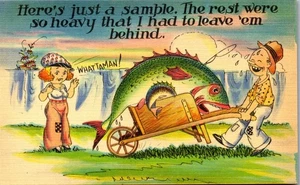 Vintage Comic Humor Postkarte Mann mit Rad Fass großer Fisch Übertreibung  - Bild 1 von 3