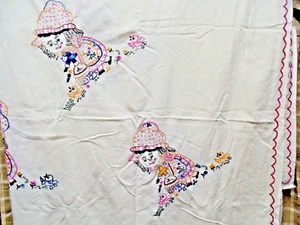 De Colección Mantel Mano Crewell Bordado - NIÑA JARDINERÍA ALIMENTACIÓN POLLITOS? - Imagen 1 de 5