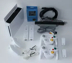 NINTENDO WII GAMECUBE CONSOLE HDMI 2 PLAYER BUNDLE WIRELESS GAMECUBE CONTROLLERS - Picture 1 of 3