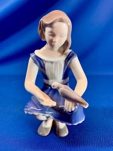 BING & GRONDAHL FIGUR MÄDCHEN FÜTTERT VOGEL #2340 - Bild 1 von 6
